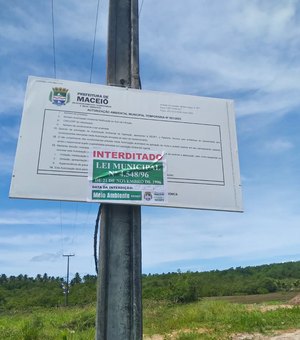 Fiscais da Prefeitura interditam aterro irregular próximo à área de preservação ambiental