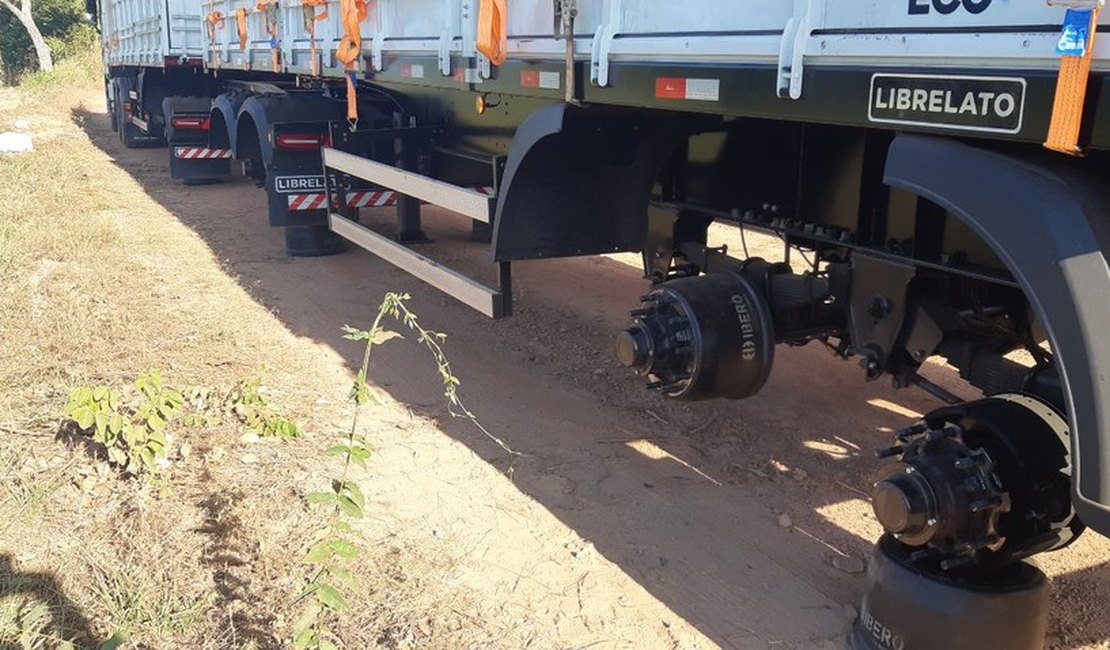 Criminosos rendem caminhoneiro e levam pneus do veículo no Sertão