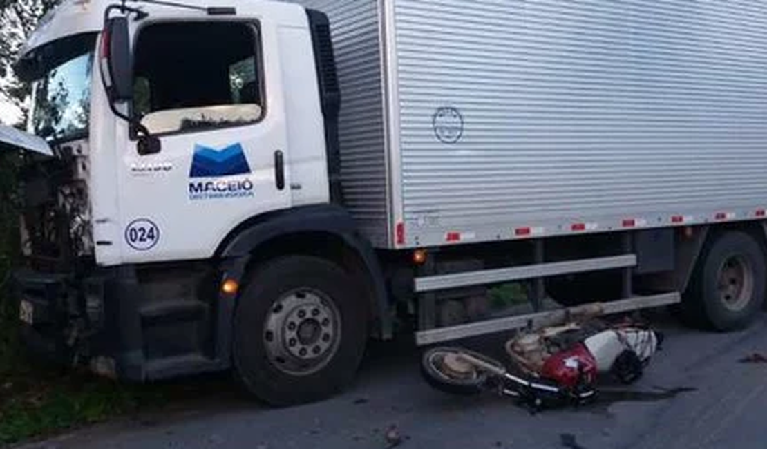 Motociclista fica ferido após colidir com caminhão na AL-210, em Quebrangulo