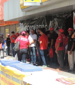 Bancários e vigilantes protestam contra fechamento de agências bancárias em AL