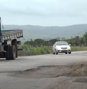[Vídeo] Buracos aumentam risco de acidentes e provocam prejuízos na AL-110 em Taquarana