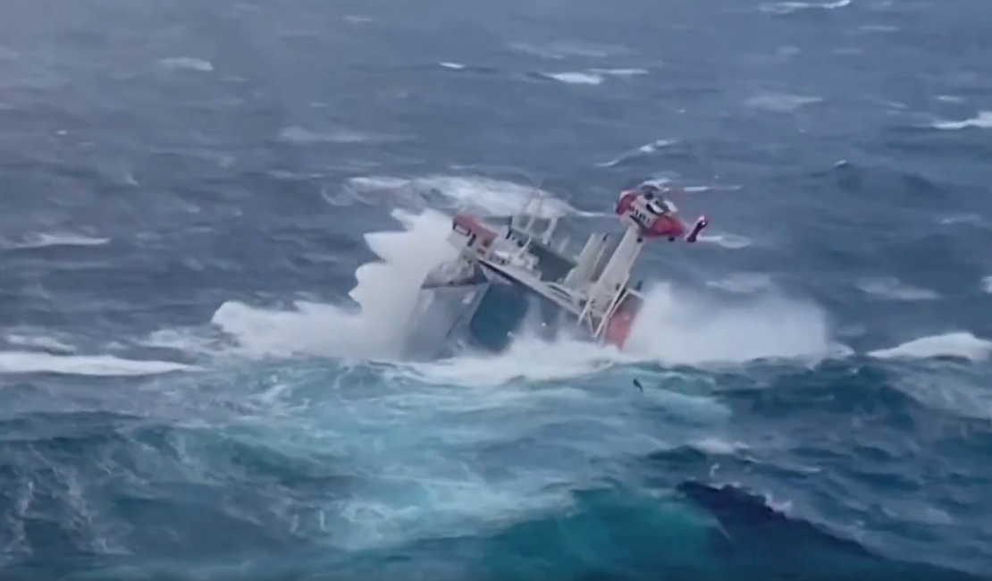Tripulação de navio da Holanda pula no mar durante tempestade