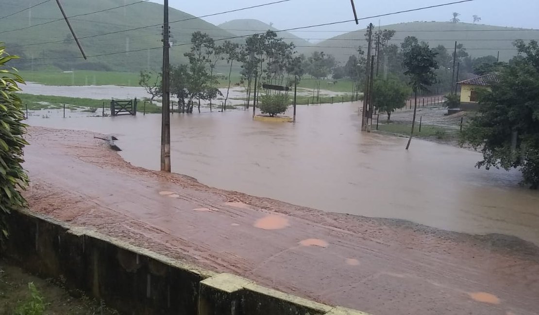 [Vídeo] Chuvas deixam engenho Barro Branco ilhado em Jacuípe