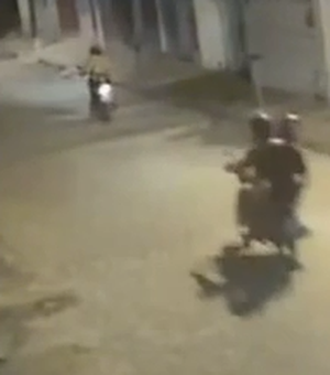 [Vídeo] Dupla rouba moto no bairro Verdes Campos, em Arapiraca