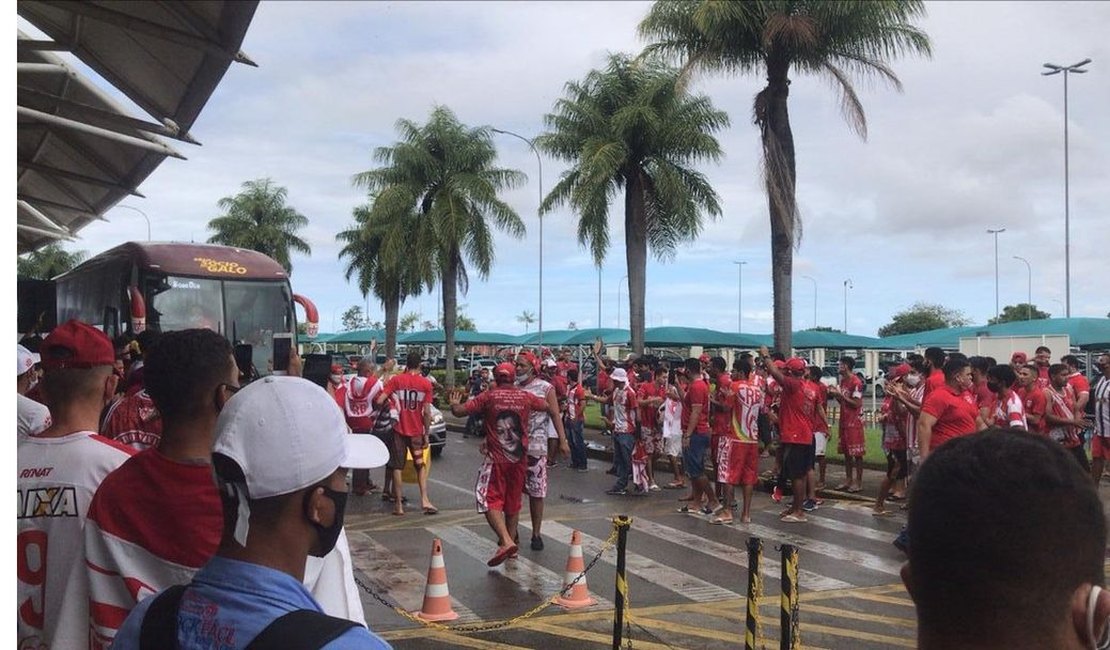 Torcedores do CRB recebem jogadores no Aeroporto Zumbi dos Palmares com muita emoção