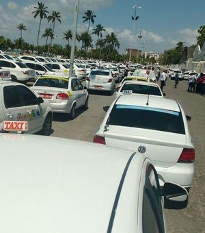 Taxistas realizam 'buzinaço' para reivindicar apoio do MPE