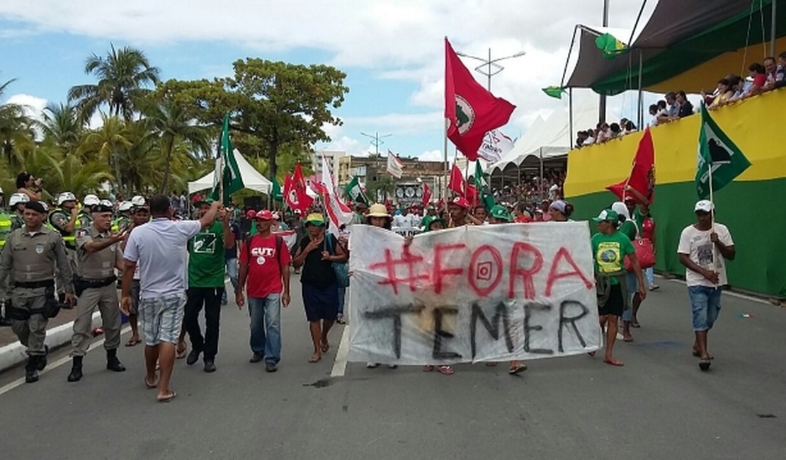 Durante desfile, MST realiza protesto contra  Michel Temer; alunos chamam Governador de golpista
