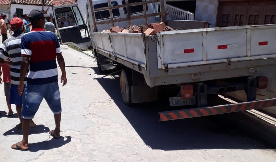 [Vídeo] Jovem é atingida por caminhão desgovernado em Jequiá da Praia