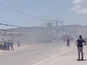 [Vídeo] Carro pega fogo no Distrito Industrial de Maceió