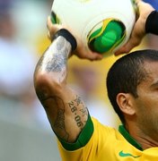 Dani Alves admite 'pedaço do coração' na Espanha, mas frisa orgulho de defender Brasil na final
