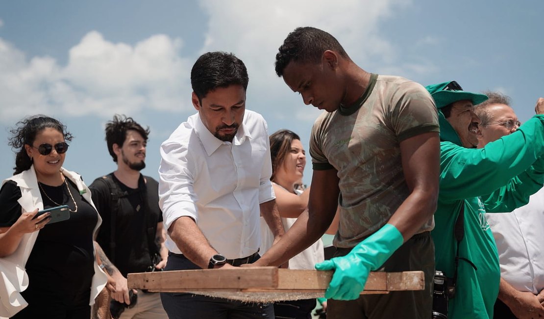 Rodrigo Cunha verifica, junto com Presidente em exercício, extensão da contaminação por óleo em praias alagoanas