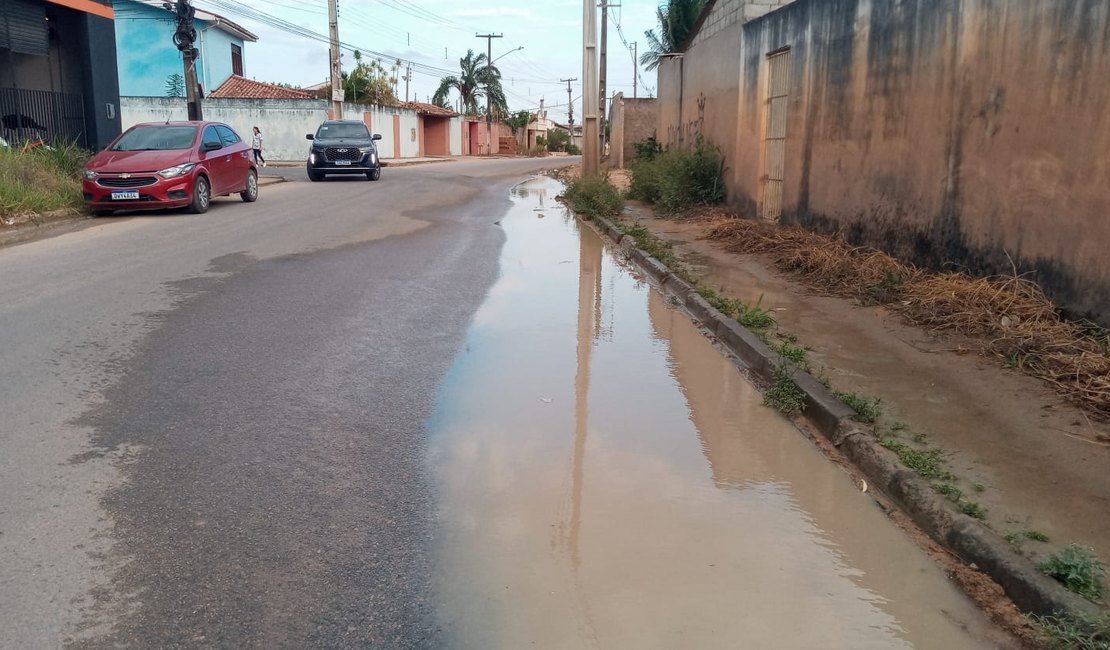 [Vídeo] Vazamento de água causa transtornos a motoristas e pedestres em rua do bairro Nova Esperança