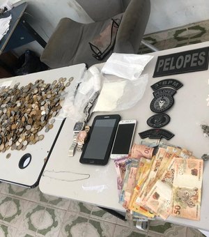Filho de dona de mercadinho é preso com mais de R$ 3 mil em dinheiro e drogas em Arapiraca 