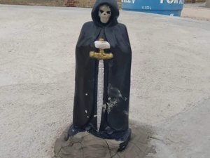 Estátua de caveira deixada em frente à igreja assusta moradores em Cacimbinhas