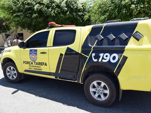 Criminosos colocam galhos em via pública com o objetivo de assaltar veículos em Arapiraca