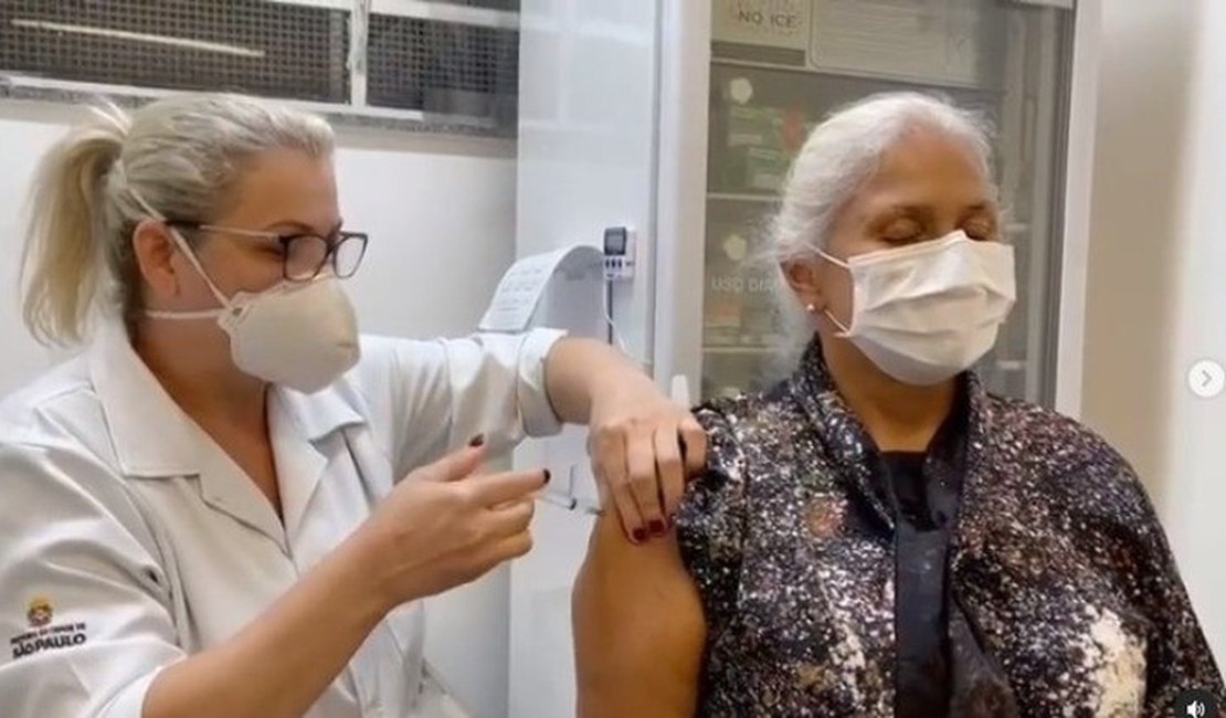Aos 64 anos, Fafá de Belém toma 1ª dose da vacina contra covid