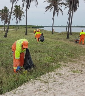 Prefeitura de Maceió realiza limpeza geral na praia do Pontal da Barra