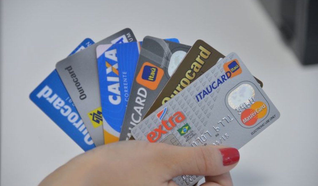 CMN padroniza juros para rotativo do cartão de crédito