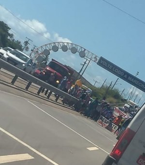 Ciclistas bloqueiam Ponte Divaldo Suruagy durante protesto na AL-101