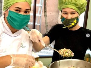 Mariana Ximenes cozinha marmitas como voluntária em projeto solidário