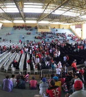 [Vídeo] Público começa a chegar em Arapiraca para receber o ex-presidente Lula