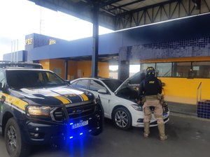 PRF recupera no município de São Sebastião carro roubado em São Paulo