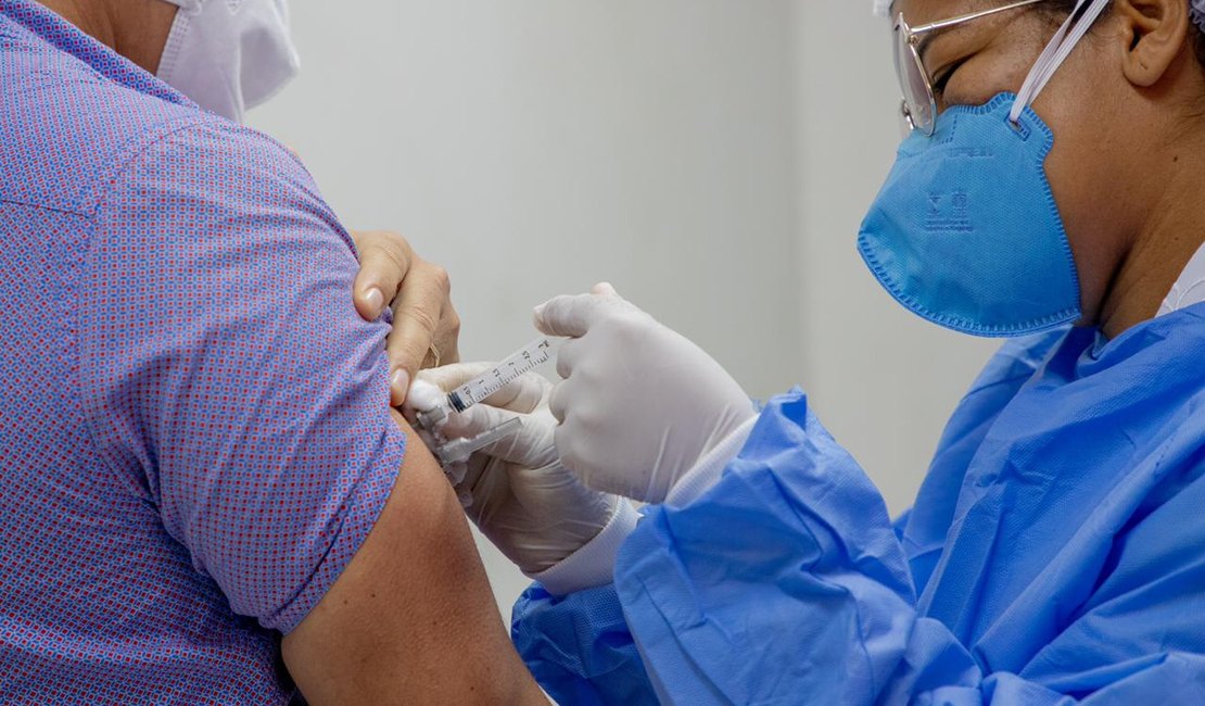 Maceió inicia vacinação para idosos de 75 e 76 anos nesta quinta-feira (11)