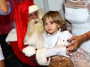 Filho de Adriane Galisteu posa para foto com o Papai Noel