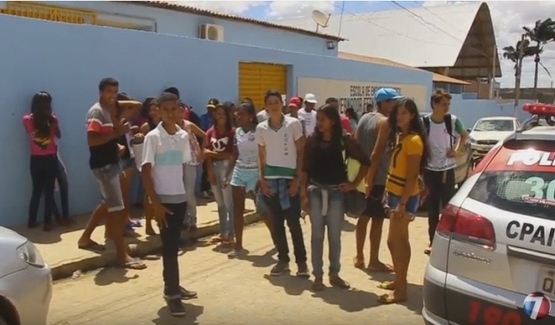 Alunos protestam em frente de escola contra falta de transporte escolar