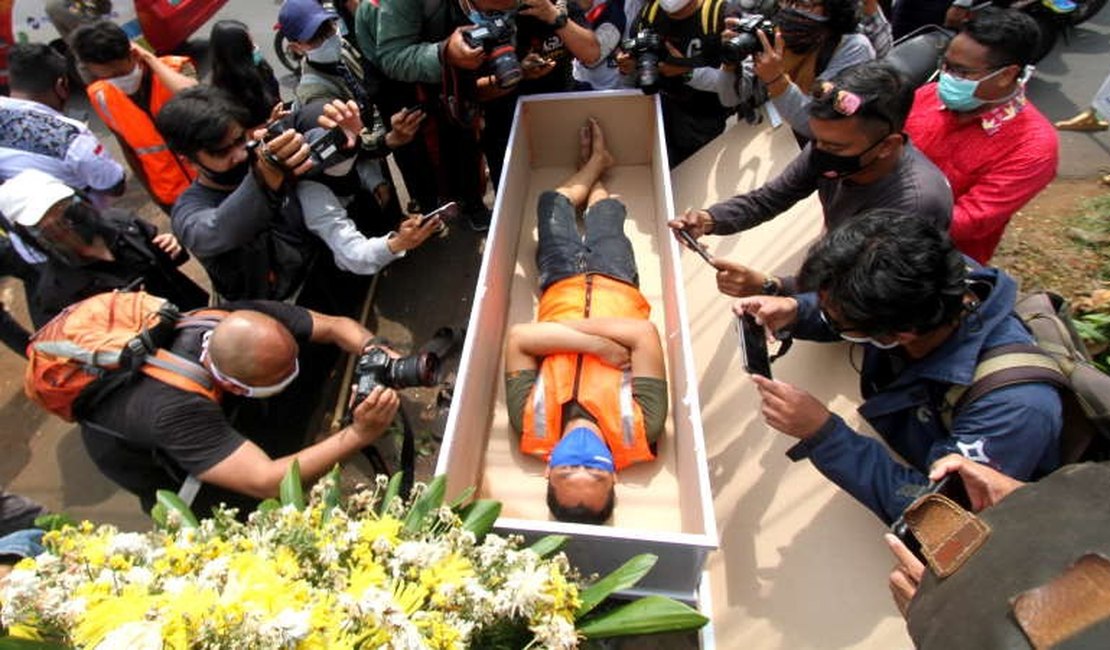 Na Indonésia, quem anda sem máscara é punido com ‘passeio’ em caixão