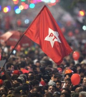 PT deixa o poder após 13 anos com avanços sociais e economia debilitada