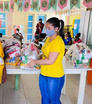 Prefeitura e Arapiraca Garden Shopping entregam cestas básicas a famílias atendidas pelo CRAS Itapoã