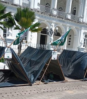 Camponeses de Murici acampam no Palácio para encontro com governador