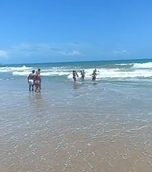 Banhista é salvo por salva-vidas na Praia da Sereia na manhã deste sábado (28) em Maceió