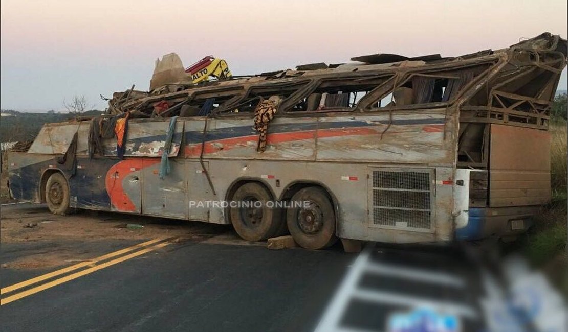 Acidente com ônibus que saiu de Arapiraca deixa mortos e feridos na BR-146