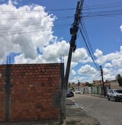 [Vídeo] Poste ameaça cair e moradores temem consequências graves em Arapiraca