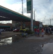 [Vídeo] Manifestantes causam tumulto em posto de combustível de Maragogi