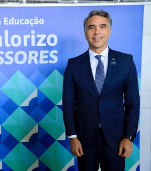 Deputado Rafael Brito assina termo de compromisso pela valorização dos professores