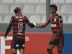 Sem jogar bem, Flamengo vence o Sporting Cristal por 2 a 0