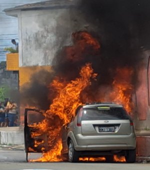 Carro pega fogo na rua da feirinha do Tabuleiro do Martins