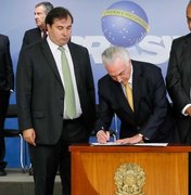 Temer assina decreto e institui intervenção no Rio até 31 de dezembro