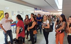 Uma enorme fila se formou na porta do Detran Arapiraca