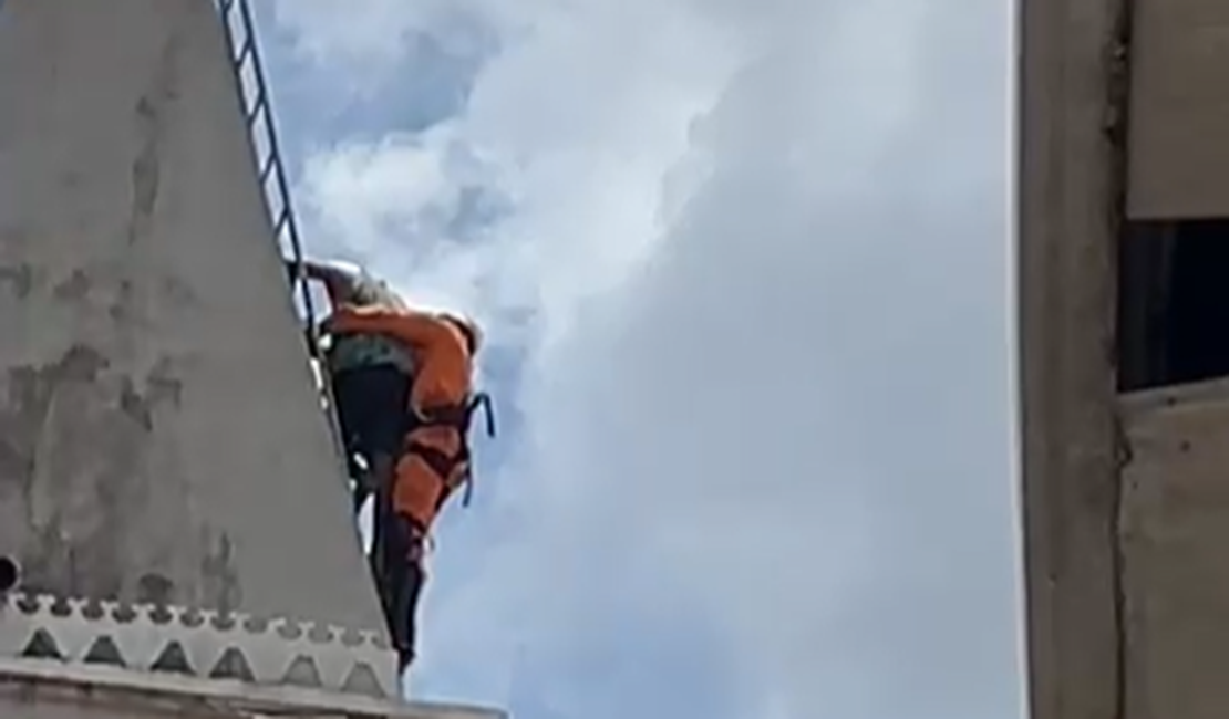 [Vídeo] Após longo trabalho de negociação, homem desce de torre de igreja do bairro Cacimbas
