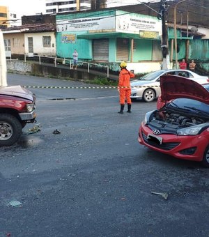 Colisão entre carros deixa um ferido na Av. Menino Marcelo, em Maceió