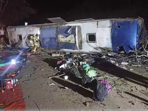 Ônibus que seguia de São Paulo para Alagoas se envolve em acidente com mortos e feridos em Minas