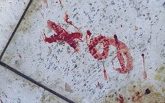 Palavra ‘X9’ foi escrita com sangue ao lado vítima