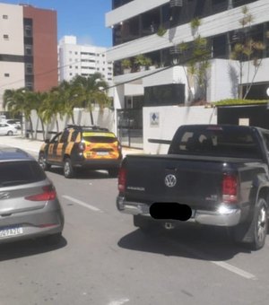 Motorista se choca com poste no bairro da Ponta Verde
