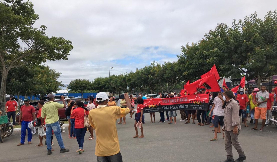 Enquanto manifestantes pedem terras em Arapiraca, prefeitura doa terreno para empresa privada