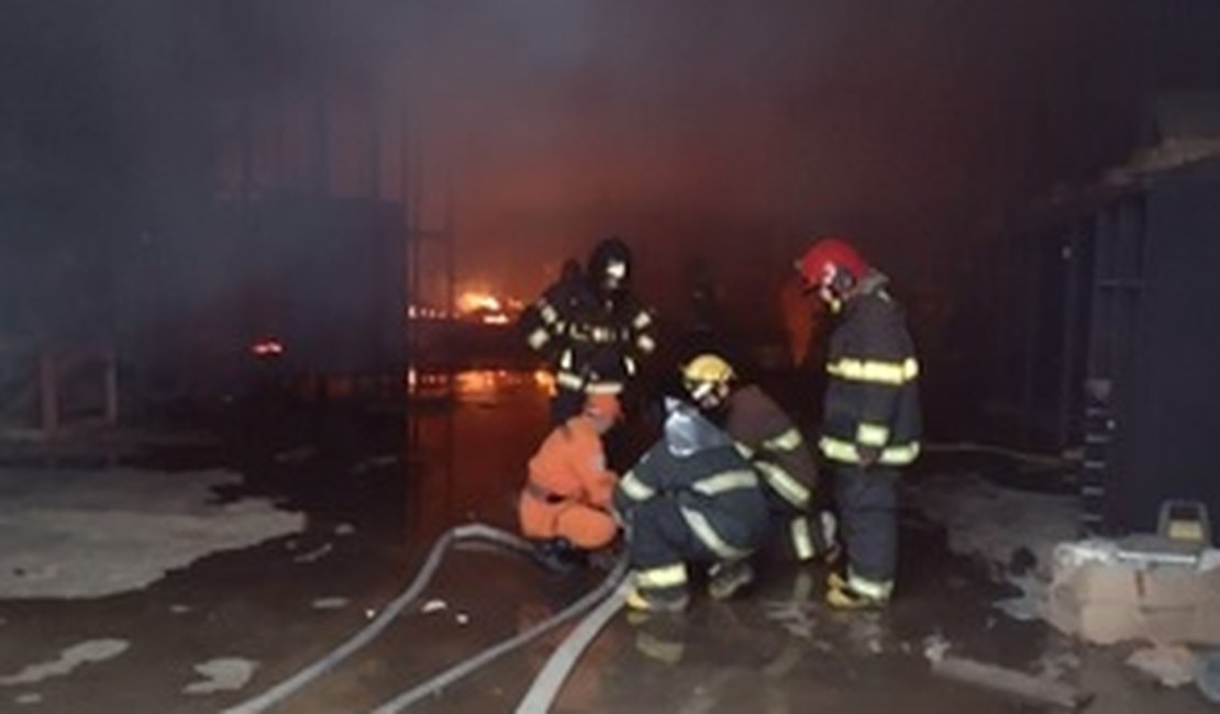 [Vídeo] Loja de móveis pega fogo no centro de Lagoa da Canoa, no Agreste de Alagoas