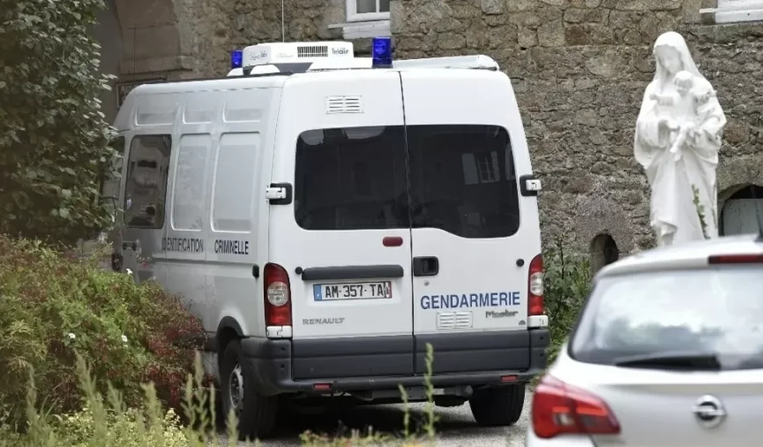 Padre é assassinado na França; suspeito teria incendiado catedral em 2020